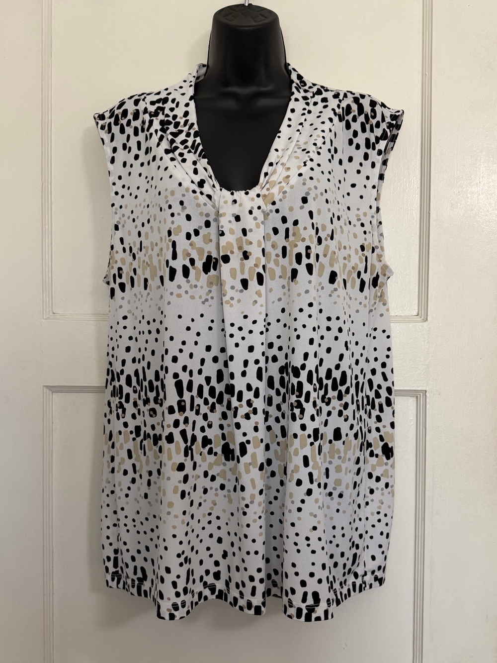 ✔️Ladies Dana Buchman White V-Neck Sleeveless Top with Black & Tan Spot Print 🍷